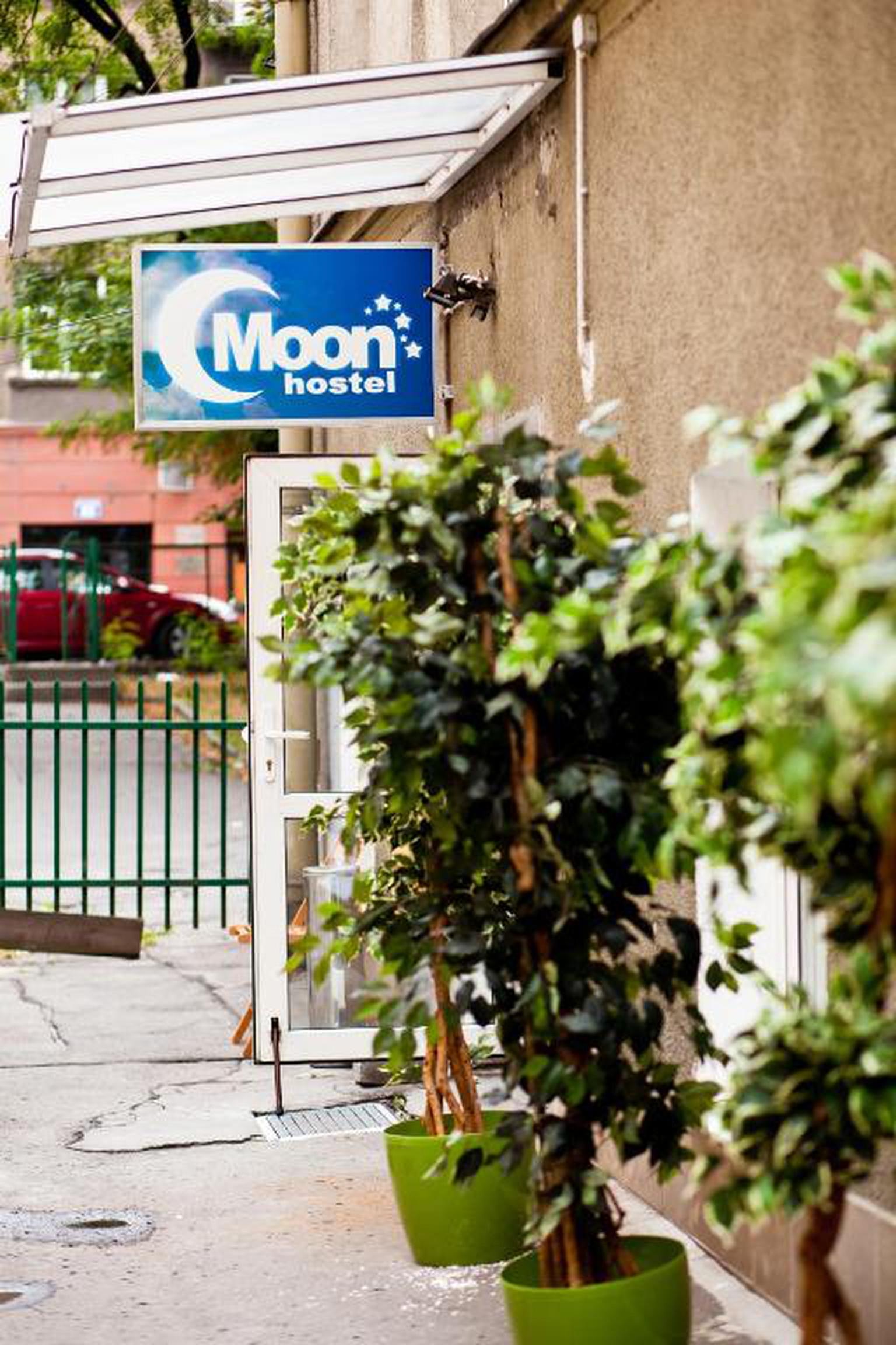 Moon Hostel *